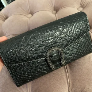 Plånbok - Säljer denna jättefina plånbok då den aldrig får någon användning av mig 🥺 Orm/krokodilskinn med två drakar som bildar en ”hästsko”, mycket rymlig 🦋 Betalas med swish och köparen står för frakten 🌸