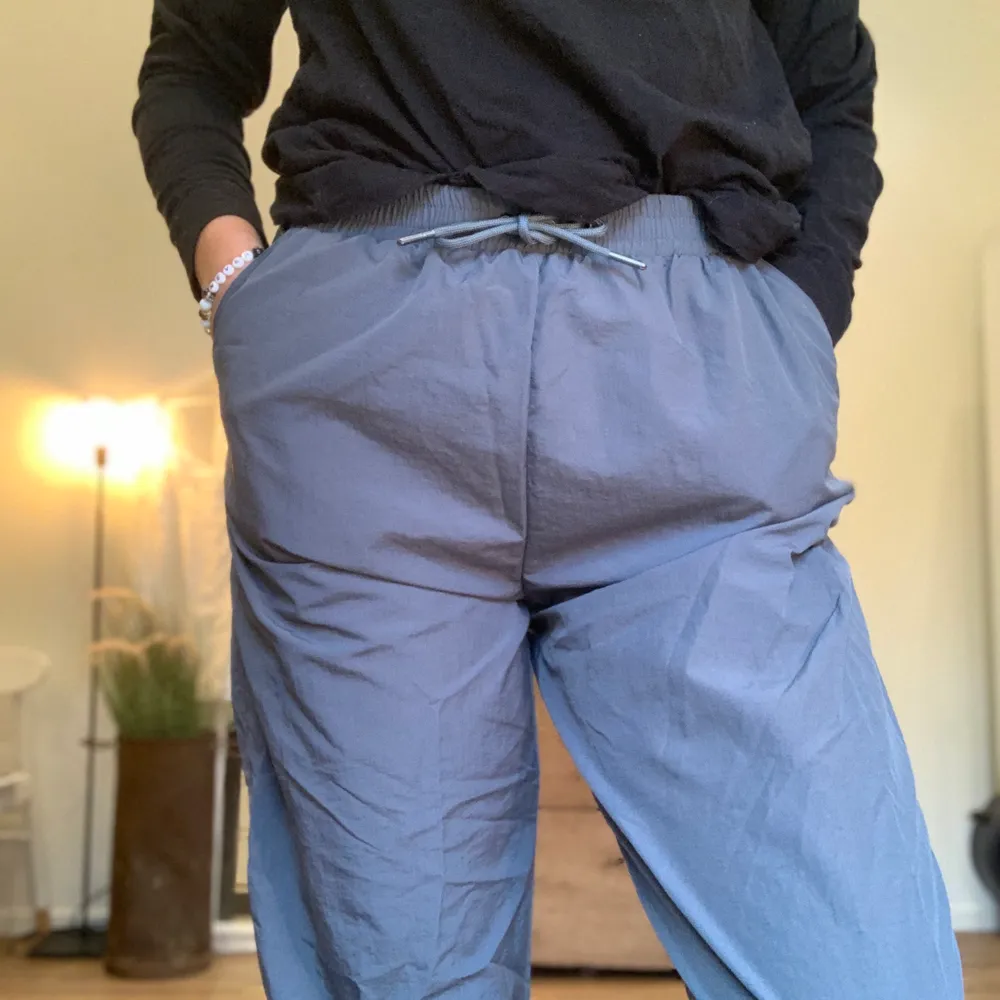 Prassliga gråa byxor ifrån Asos. Oanvända och i mycket fint skick. Oversized! . Jeans & Byxor.