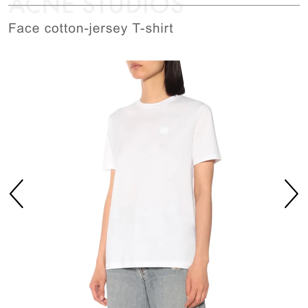Superfin vit acne tröja med logga på! Använd max 5 ggr! Buds i kommentarerna!. T-shirts.