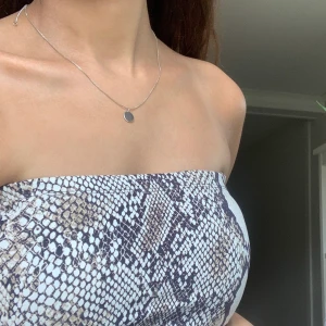 Oanvänd tubtopp i ormmönster. - Extremt fin och bekväm. 