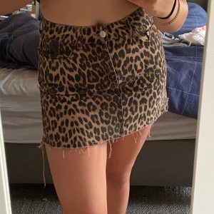 Zara Leopard skirt - Zara skirt bought last summer, size M but fits like XS/S, bought for 400kr but selling for 150kr