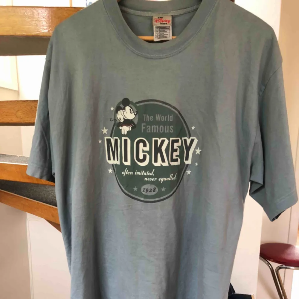 Vintage Mickey Mouse/Musse pigg-t-shirt med coolt tryck. Storlek XL men passar utmärkt som oversized i flera storlekar. Fint skick!   Inköpt i Frankrike så lär vara rätt så unik här. . T-shirts.