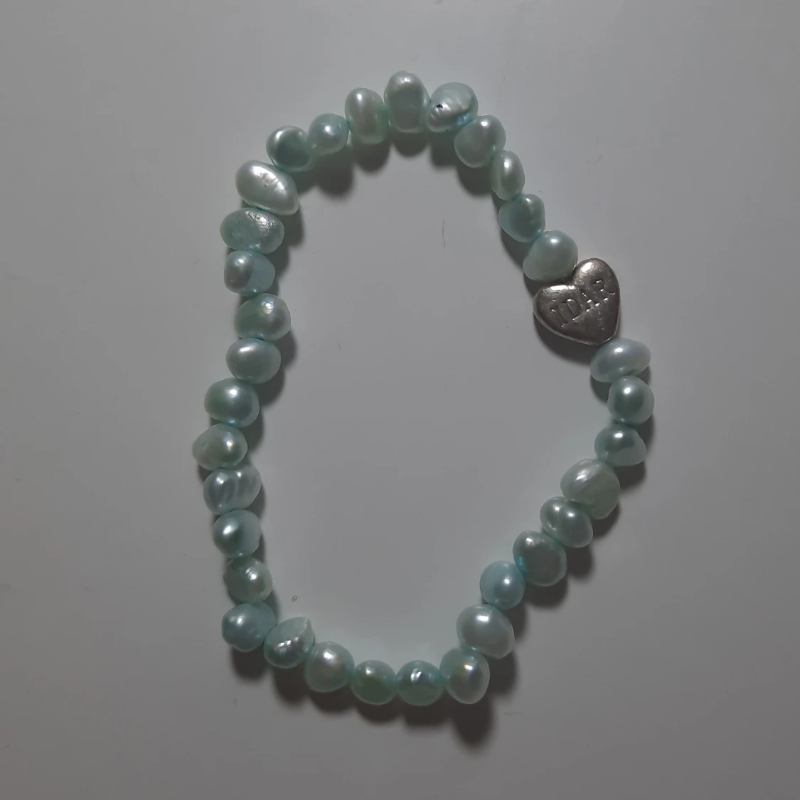 Armband med ljusblå / turkosa pärlor