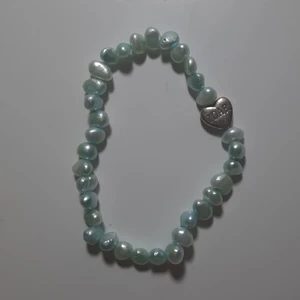 Armband med ljusblå / turkosa pärlor - Armband med pärlor. Tråden är tunn så det är nog ganska skört. Frakt 11 kr. Se min profil för fler smycken.