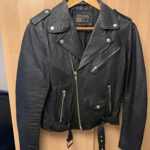 Skinnjacka  - Skinnjacka från Carlings, väldigt snygg passform. Finns i Uppsala. Frakt tillkommer om du vill att jag ska skicka.