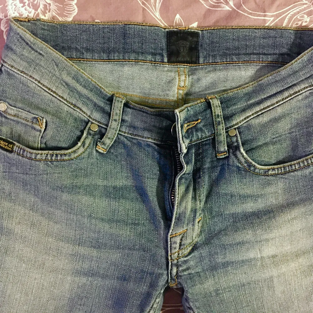 Skitsnygga jeans från Tiger of Swe. Storleken är borttvättad från lappen men dom är inte så stretchiga och passar strl 28/34. (S/M). Jeans & Byxor.
