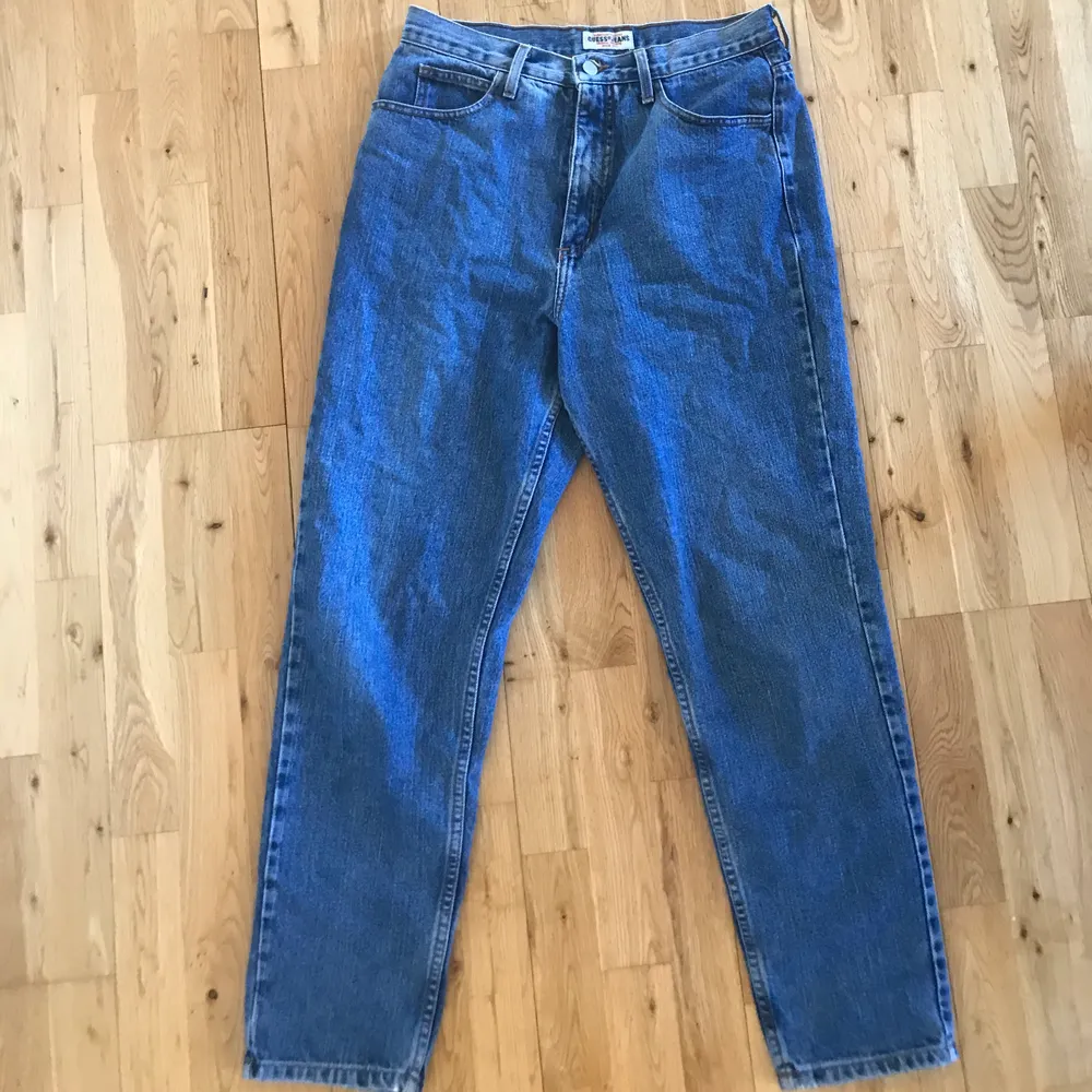 Snygga, lite baggy, vintage guess jeans köpta på humana i jättefint skick. Stora i storleken. Jag möts på Södermalm eller fraktar. Skriv för fler bilder. Jeans & Byxor.