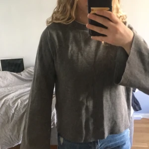 Tröja med breda armar - Grå tunn tröja med flaried armar, bra skick. Från Gina tricot