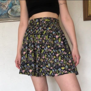 Blommig kjol från Monki!  - Gullig kjol som sitter så skönt! Med fint blomstermöster ☀️💜 skriv om du undrar något! 