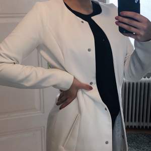 Fin vit kappa från Jacqueline de yong i stl XS men passar S (som mig) 🐚 I bra skick med frakt som ingår i priset  ☁️☁️☁️