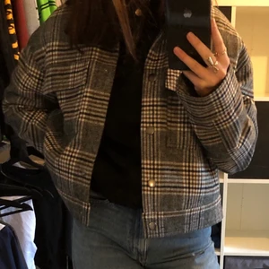 Rutig jacka från gina - Säljer min jacka från Gina Tricot då den inte kommer till användning längre. Köpte den för 599. Köparen står för frakten💕