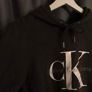 Calvin Klein hoodie i en gråsvart färg (se andra bilden). Storleken är S men tycker den sitter mer som en XS. Använd cirka 10 gånger men är hel och ren. Frakt tillkommer 📦