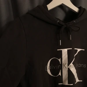 Calvin Klein hoodie  - Calvin Klein hoodie i en gråsvart färg (se andra bilden). Storleken är S men tycker den sitter mer som en XS. Använd cirka 10 gånger men är hel och ren. Frakt tillkommer 📦