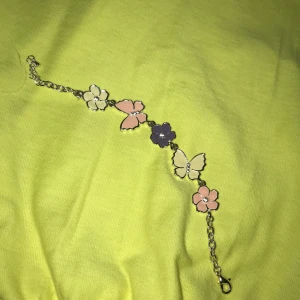 Ett super fint armband  - Armband aldrig använt och har ingen aning vart det kommer ifrån fick den i present för några år sen (köparen står för frakt) budpris 100kr 