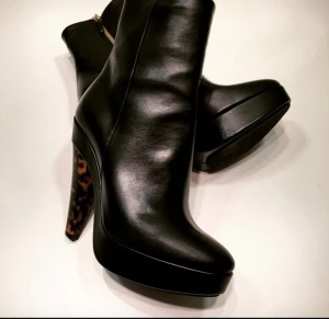  - Stella McCartney boots in super nice fake leather. Very comfortable & walkable!  3500 SEK (was 6890 SEK), never used.💋