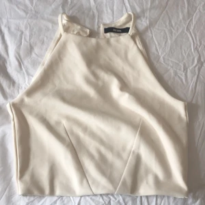 Croptop från bikbok  - Gräddvit topp från BikBok nästan helt oanvänd och i fint skick. Inga fläckar eller liknande. Köptes för 249kr