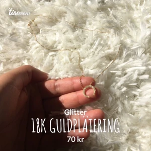 Måne halsband 18K guldpläterat  - Helt nytt, aldrig använt Glitter Nypris 250.-  Halsband i 18K guldpläterad Sterling Silver 925, med detalj i form av en måne.  🌈Hämtas hos mig vid Lundy Gamla Kyrka 💌Frakt 15kr 🍾Finns på flertal fler sidor så passa på! 