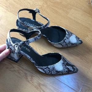 Snake klackskor - Helt oanvända. Storlek 37! Då jag är mitt i en flytt är bilderna jag lagt upp de som finns, har alltså inte möjlighet att skicka fler.