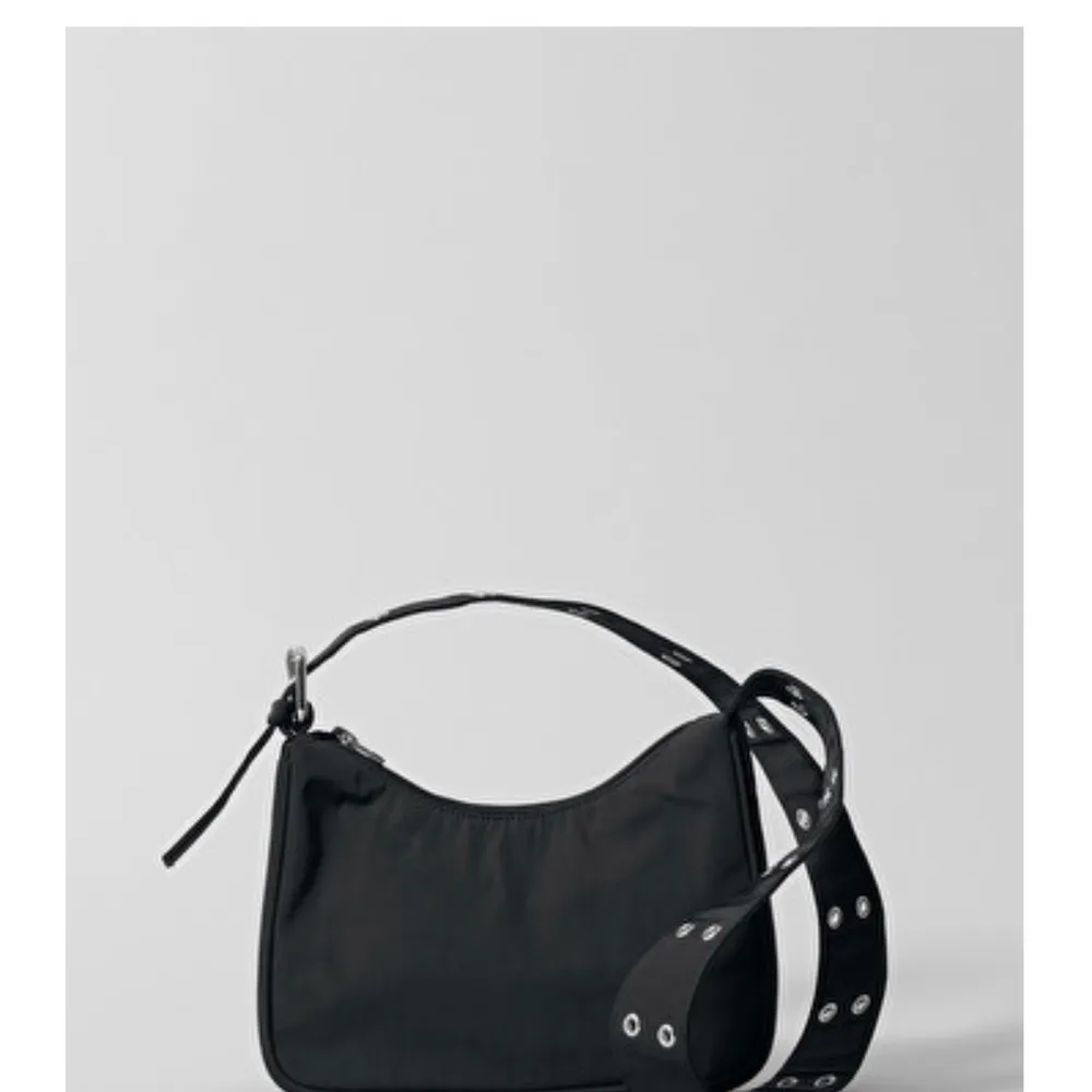 En svart cool väska från Weekday. Använd fåtal gånger, jättefint skick☺️ Nypris: 350kr mitt pris: 150💗💗. Väskor.