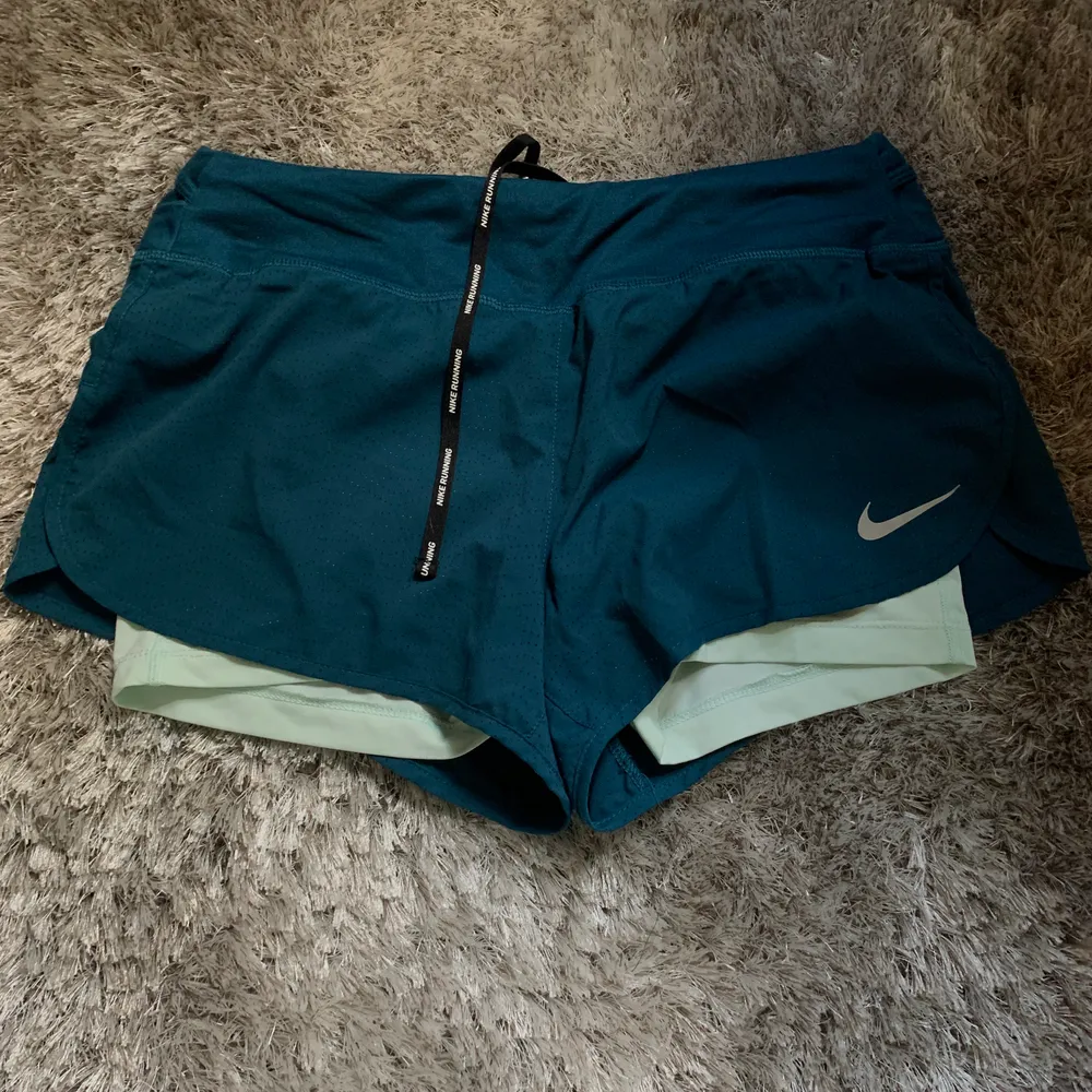Lösa Nike shorts med shorts under. Använda fåtal gånger. Super bra skick. Frakt tillkommer . Shorts.