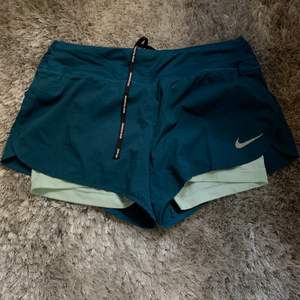 Lösa Nike shorts med shorts under. Använda fåtal gånger. Super bra skick. Frakt tillkommer 
