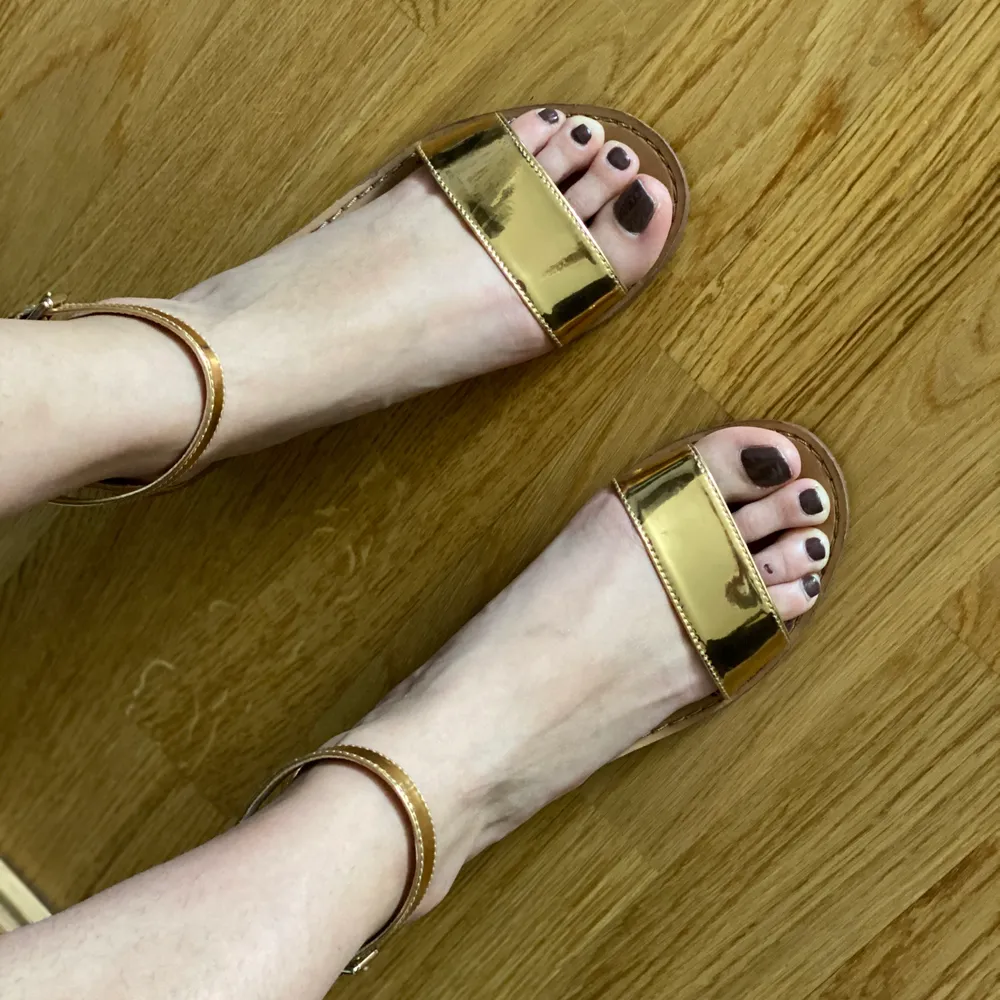 Fina sandaler i guld färg oanvända. . Skor.