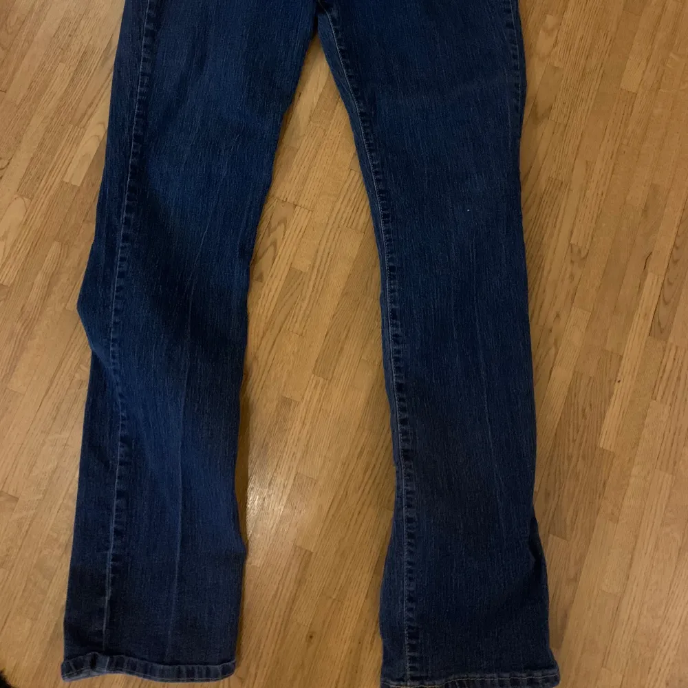 Mörkblåa jeans, väldigt sköna men använder inte heller dom längre, dom är utsvängda där nere när man får skor på. Nypris: 400 🥰. Jeans & Byxor.