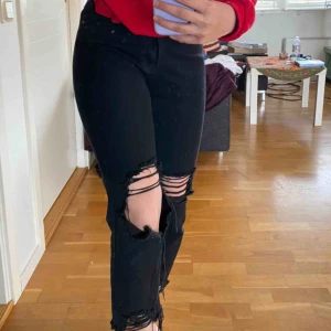  - Slitna svarta boyfriendjeans. Välanvända men i väldigt bra skick. Hål vid knäna och även slitning nere vid ankeln. Priset är inkl. frakt. 