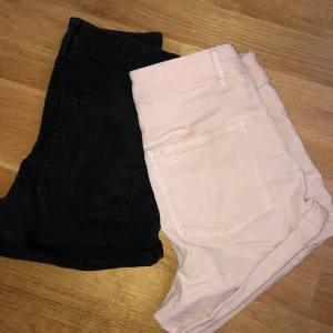Två par jättefina shorts!! - Shorts från H&M, använda men fint skick. De svarta storlek 36 (sålda) , rosa storlek 34 men skulle säga att de båda är mer som 34!