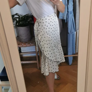 Vitprickig kjol - Fin, bra skick. Liten mörk fläck på sidan som inte märk.  Ej frakt, möts upp vid Stureplan eller Slussen 😊🌸