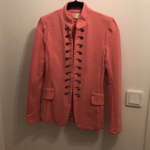 Kavaj - En figursydd, aprikos kavaj i mjukt material. Litenpuffade armar och tunna axelvaddar i. Jätteskön! Använd max fem gånger😃 Mottagaren betalar frakten😊