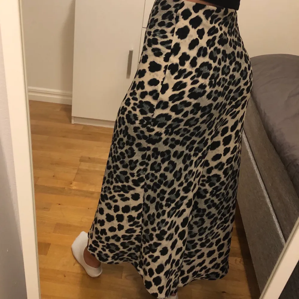 Fin djurmönstrad kjol från Zara. Dragkedja i sidan. Köpt förra sommaren. Använd fåtal gånger. Jag är 162 cm lång. Köparen står för frakten! . Kjolar.