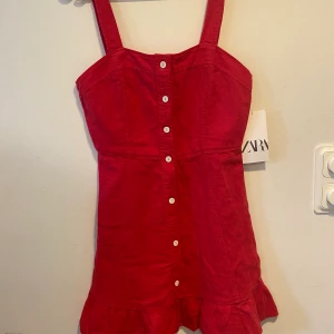 Fin röd klänning! Oanvänd❤️ - Söt klänning från zara, aldrig fått användning för den så säljer den❤️ köpt för 400