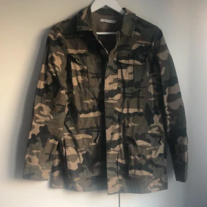 Armyjacka NA-KD - Armyjacka från NA-KD. Fint skick. Säljer pga garderobsrensning. Köpare står för frakt.