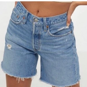 Helt nya Levi’s shorts - Säljer dessa HELT nya Levis shorts jag köpte för någon vecka sedan. Som ni kan se i bilden så köpte jag de för 599 och säljer för 399, vilket är ett perfekt pris. Kan mötas eller fraktas, men då står du såklart för frakten 🥰🦋