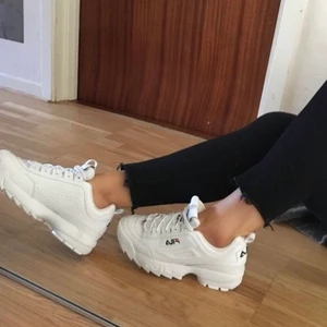Fila disruotor skor - As snygga fila skor i riktigt bra skick perfekt nu till våren och sommaren! Ord pris: 1100kr. 