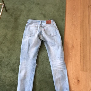 Levis jeans ljusa - Säljer dessa jeans från Levis. Jättesnygga och passar perfekt till sommaren! Köparen betalar frakt
