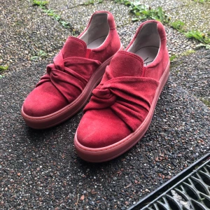 K COBLER skor  - K COBLER skor stl.37 korall mocka , använda några fåtal gånger, inköpta för 1000:- , har svårt att sätta ett pris så ni får gärna buda nått rimligt pris. 