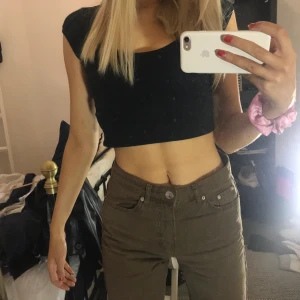 Mom jeans - Ett par bruna mom jeans från Gina Tricot i storlek 36. Är aningen för stora för mig i midjan och tyvärr för korta (jag är 175 cm) och vill därför sälja dom. Använda runt 3 gånger och i mycket bra skick. Nytt pris= 499kr