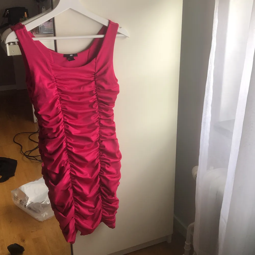 Fin rosa klänning som inte kommer till användning, skönt material och stretchig och aldrig använd Alldså jätte bra skick!. Klänningar.