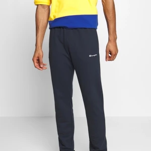 Champion Mjukisar - Marinblå mjukis byxor i herrstorlek. 