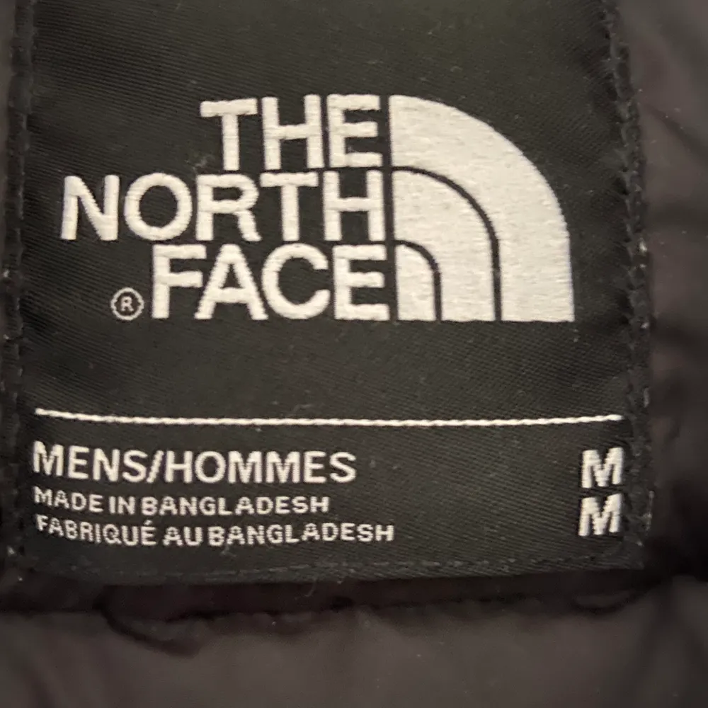 North face jacka i storlek M, köpt ca i november 2019 använd en vinter. Köpt för 2100kr på JD sports. Tyvärr inget kvitt kvar. Helt perfekt skick. Billigare vid snabb affär!! Pris går att diskutera. . Jackor.