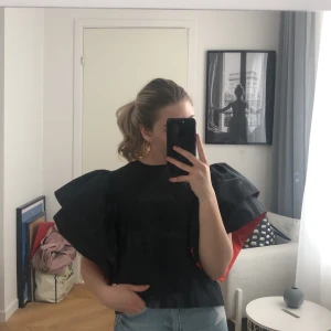 Blus/topp från Zara - Världens finaste och coolaste topp från Zara med volang ärmar och detaljer i rött och rosa på insidan. Kommer tyvärr aldrig till användning och prislapp sitter kvar. Storlek S men passa även XS, pris kan diskuteras! 
