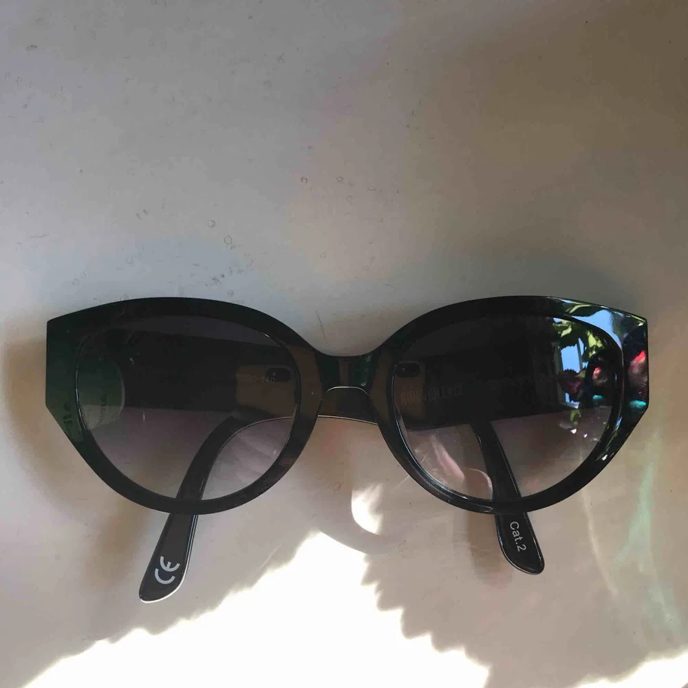 Svarta solglasögon från smarteyes x non violence Ok begagnat skick Frakt tillkommer 22kr  Obs bågarna är lite kortare än de flesta andra solglasögon. Accessoarer.