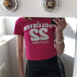Rosa holister t-shirt - Rosa holister t-shirt i fint skick.