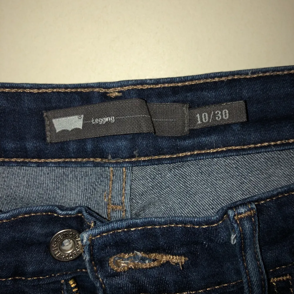 LEVI’S JEANS. Modell: Legging. Storlek: W30L32. Färg/Tvätt: mörkblå. Jeansen är rätt så använda därav priset. . Jeans & Byxor.