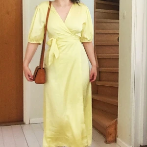 Klänning storlek M - Ursnygg och slutsåld omlottklänning från Zara i storlek M fast den passar hur bra som helst på mindre storlekar då den går att spänna åt. Endast testad. Nypriset ligger på 500kr och jag säljer den för 230kr frakt inräknat🌸