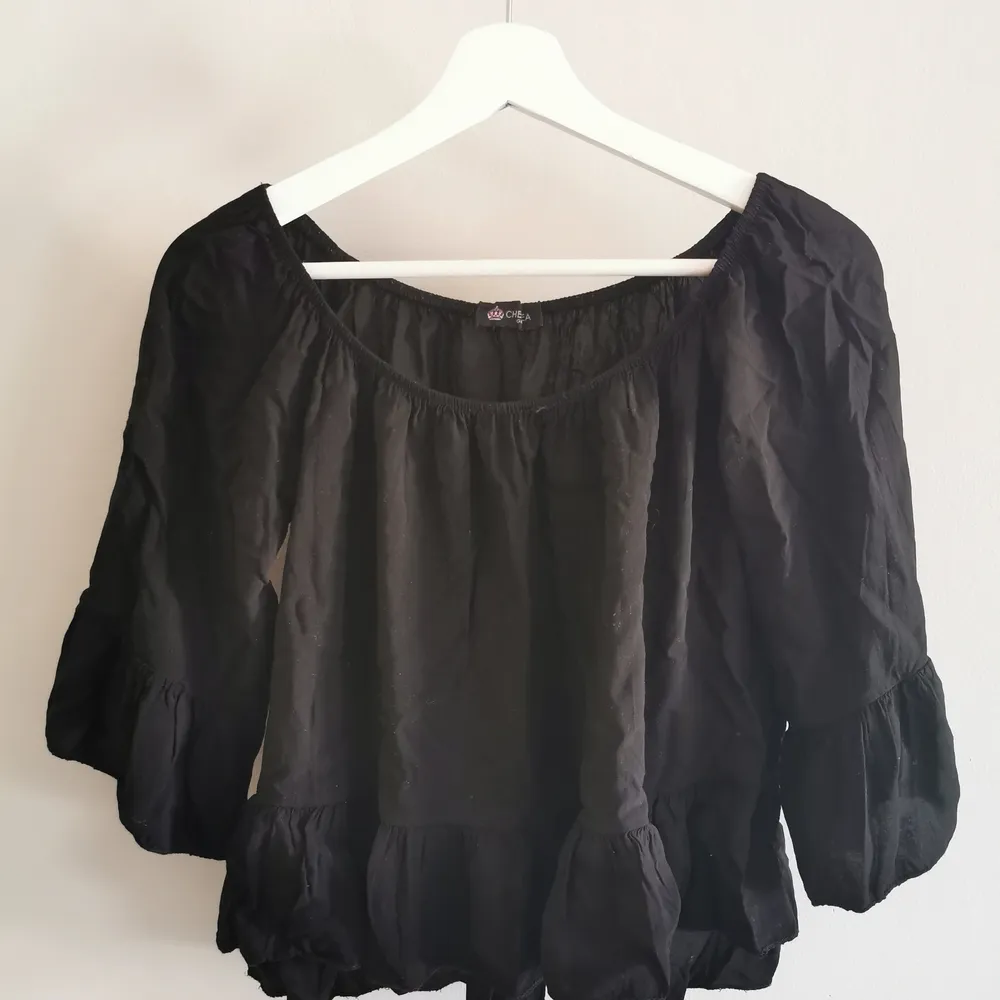 Fin off-shoulder blus från Chelsea, knappt använd. Köparen står för frakt. . Blusar.