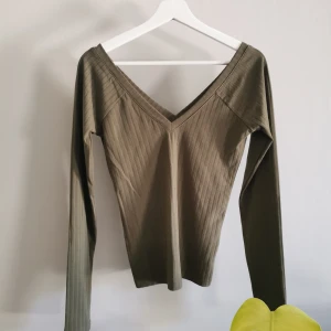 V-ringas tröja från Gina Tricot  - V-ringad både fram och bak, riktigt snygg. Mörk grön, fint skick. Köparen står för frakt. 