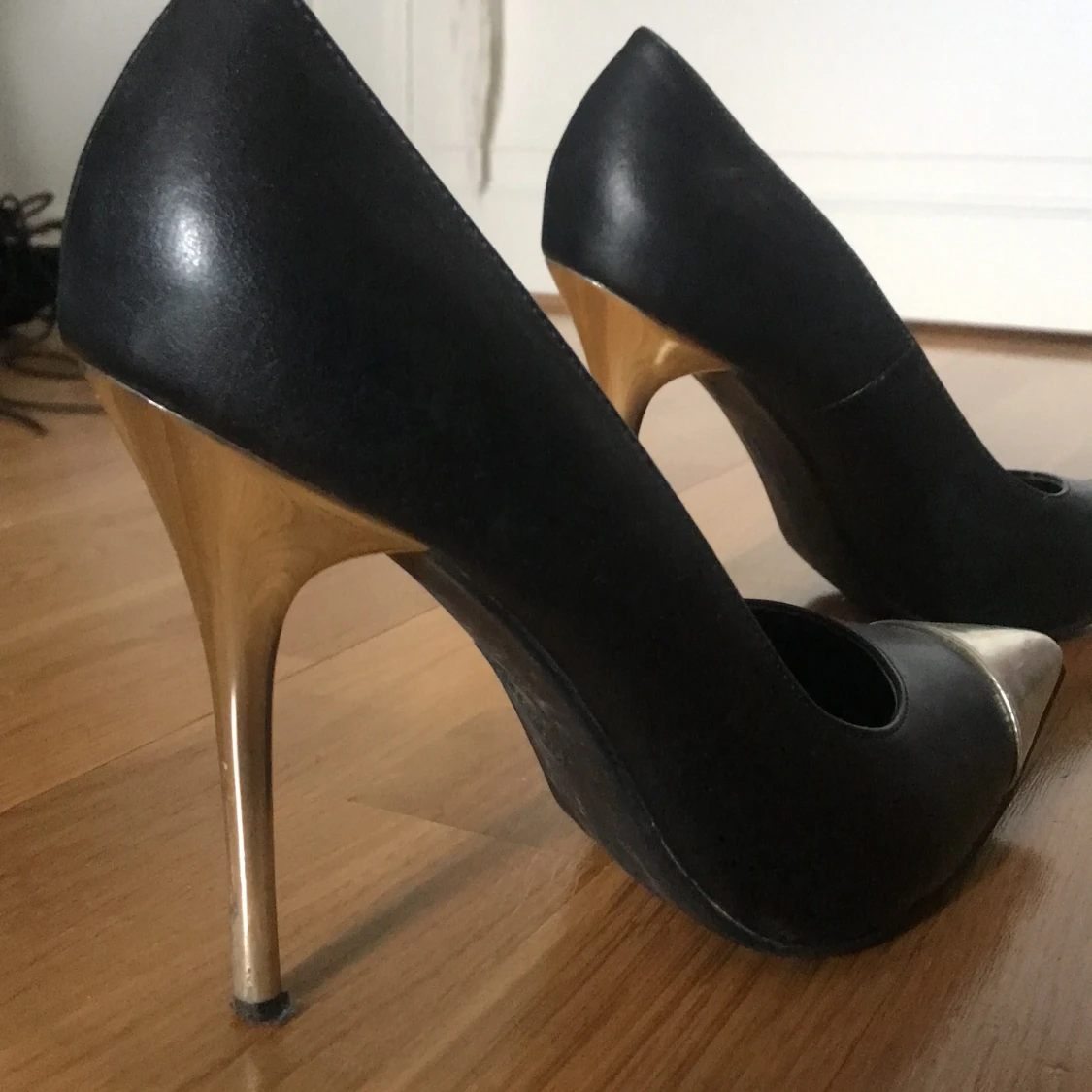 Svarta klackar med guld design  - 91